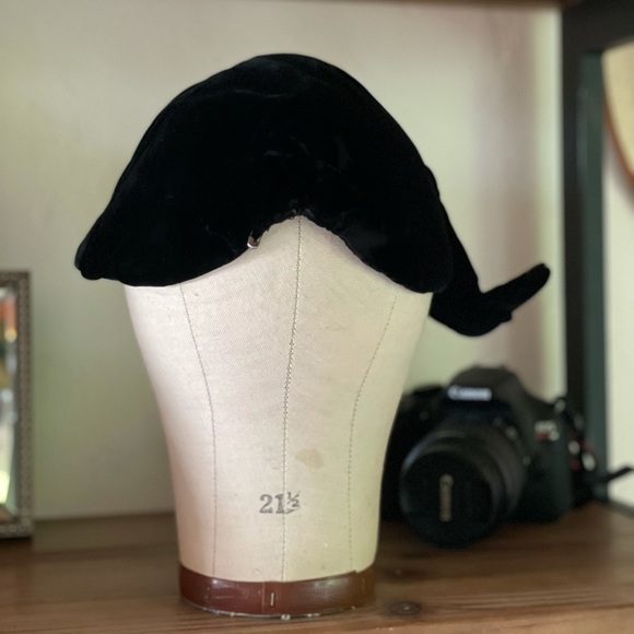 Vintage | Black Velvet Flapper Cloche Hat | O/S - Picture 3 of 15
